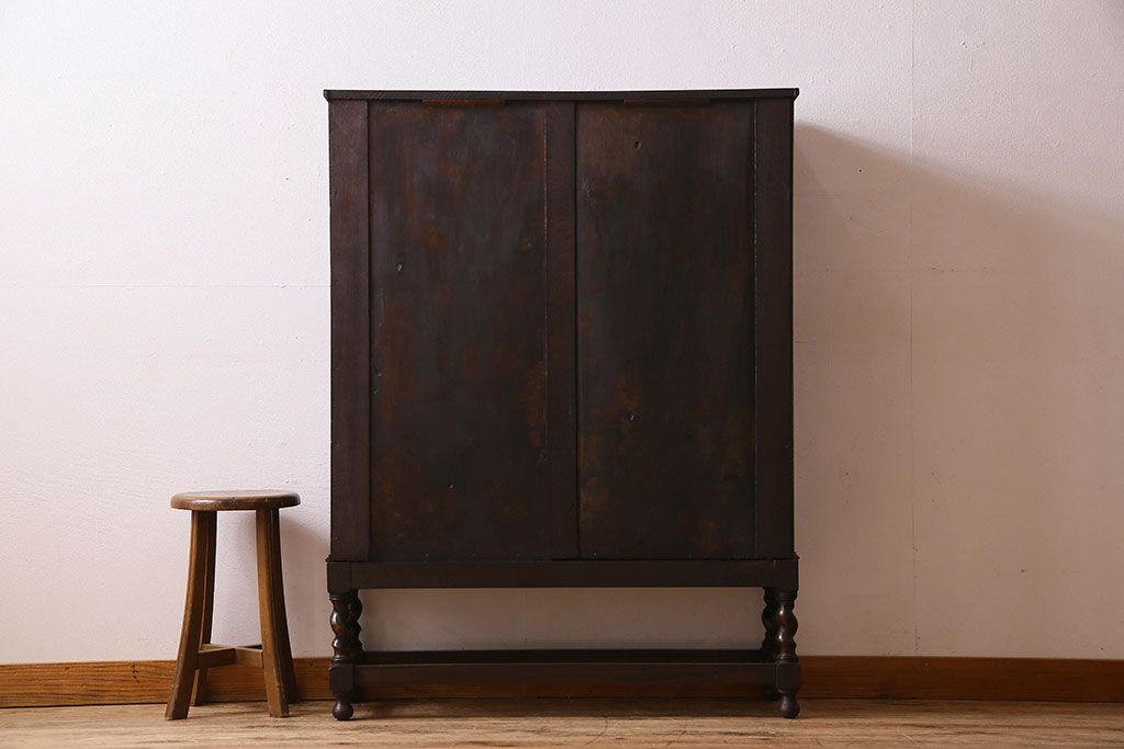 アンティーク家具　イギリスアンティーク　オーク材　ステンドグラス入り!脚と彫刻のデザインが美しい本箱(飾り棚、収納棚)