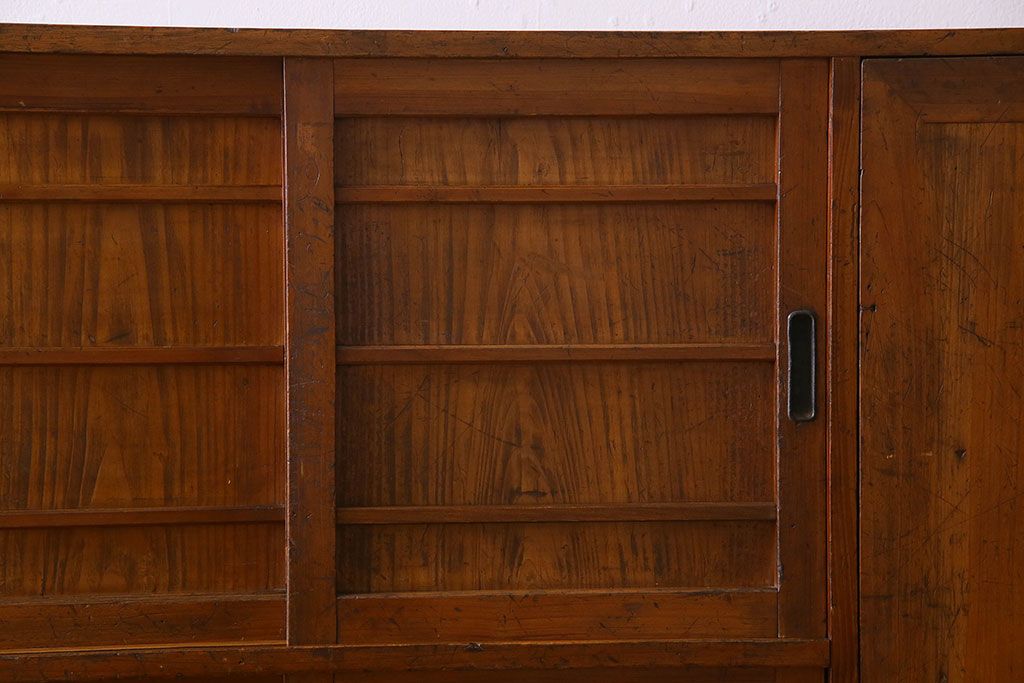 アンティーク家具　大正〜昭和期　大振りなサイズが魅力のシックな収納棚(下駄箱)