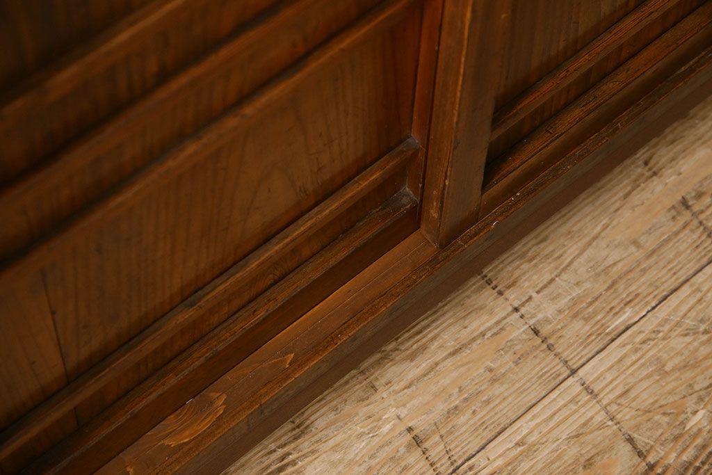 アンティーク家具　大正〜昭和期　大振りなサイズが魅力のシックな収納棚(下駄箱)