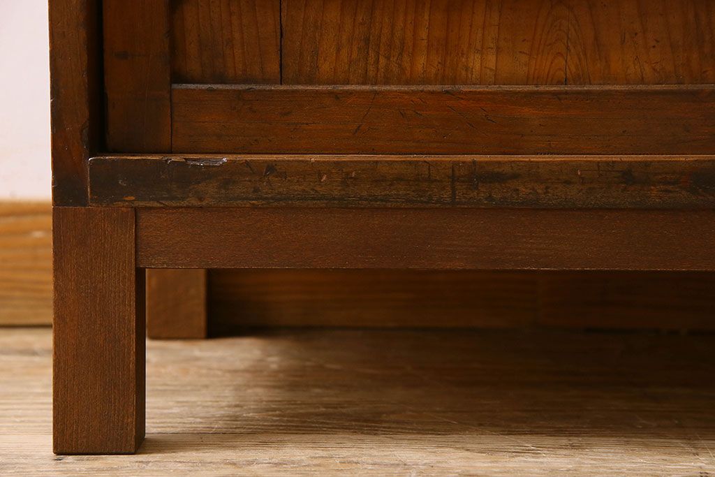 アンティーク家具　大正〜昭和期　大振りなサイズが魅力のシックな収納棚(下駄箱)