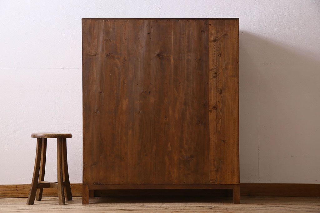 アンティーク家具　大正〜昭和期　大振りなサイズが魅力のシックな収納棚(下駄箱)