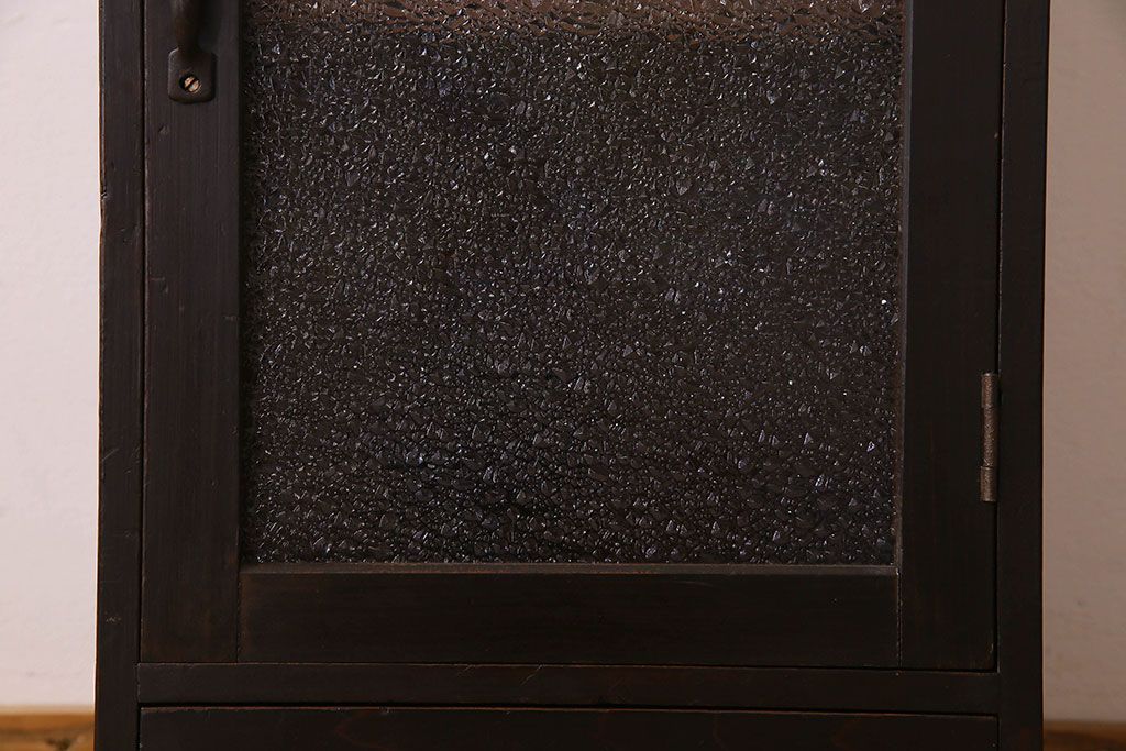 アンティーク家具　極小　ダイヤガラス　シックな色合いが素敵な収納棚(戸棚)