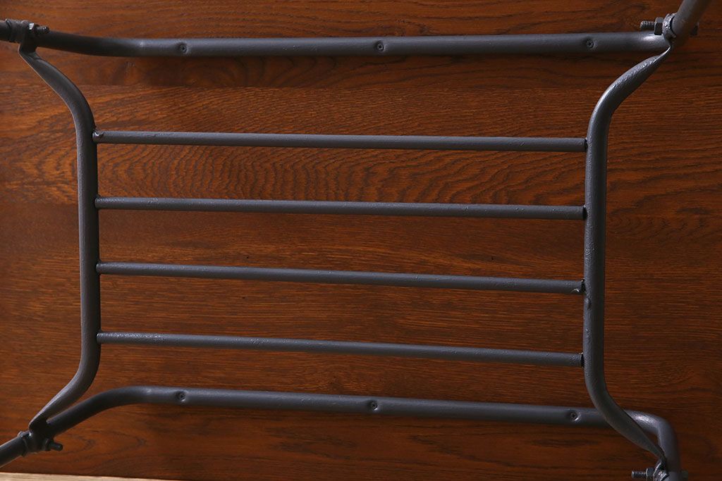 アンティーク家具　オーク材製天板　ペイントが素敵な鉄脚テーブル(平机)(1)