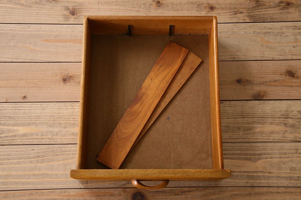 ヴィンテージ家具　イギリスビンテージ　珍しいデザインのサイドボード(収納棚、飾り棚、食器棚)