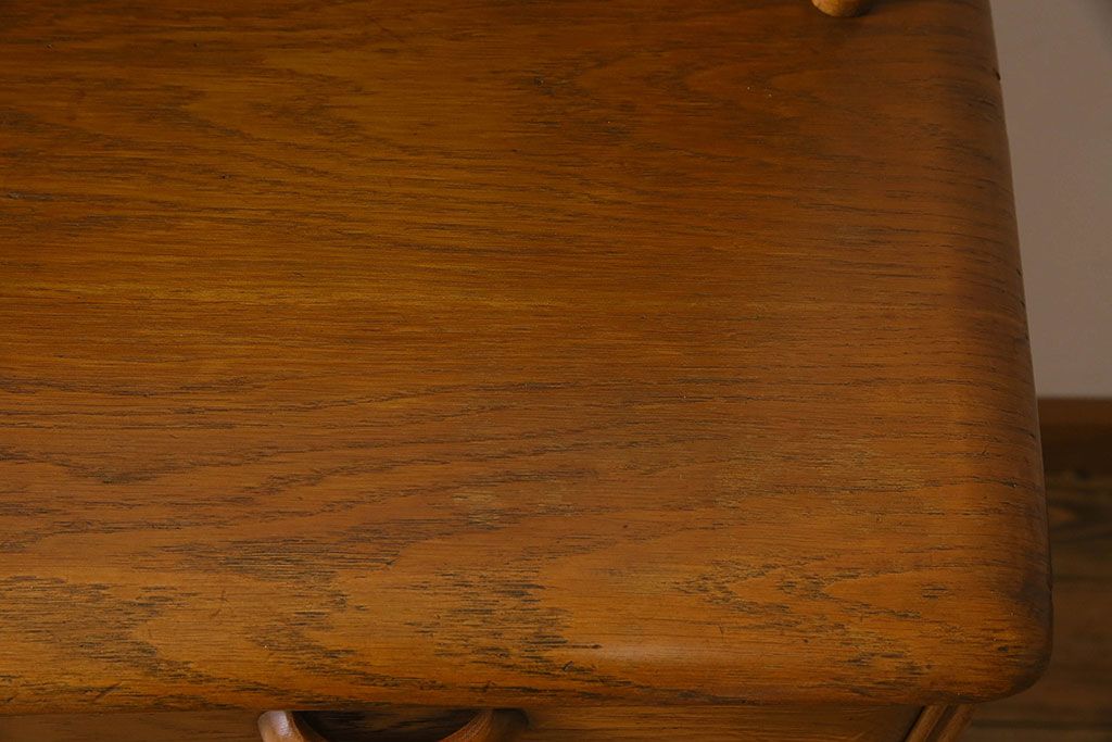 ヴィンテージ家具　イギリスビンテージ　珍しいデザインのサイドボード(収納棚、飾り棚、食器棚)