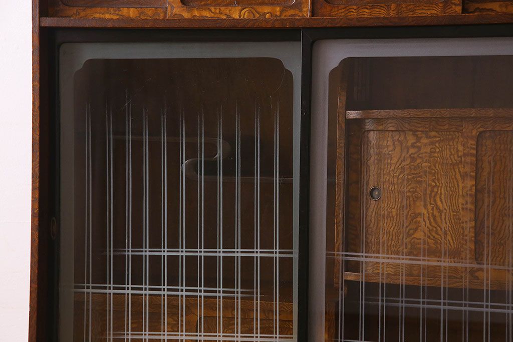 アンティーク家具　前面タモ玉杢材　ガラス引き戸のデザインがお洒落な茶箪笥