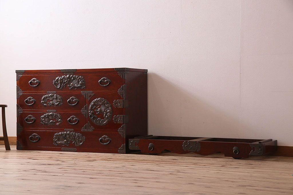 中古　伝統工芸　手打ち金具　上質な岩谷堂箪笥・四尺整理箪笥(車箪笥、衣装箪笥)(定価140万円)