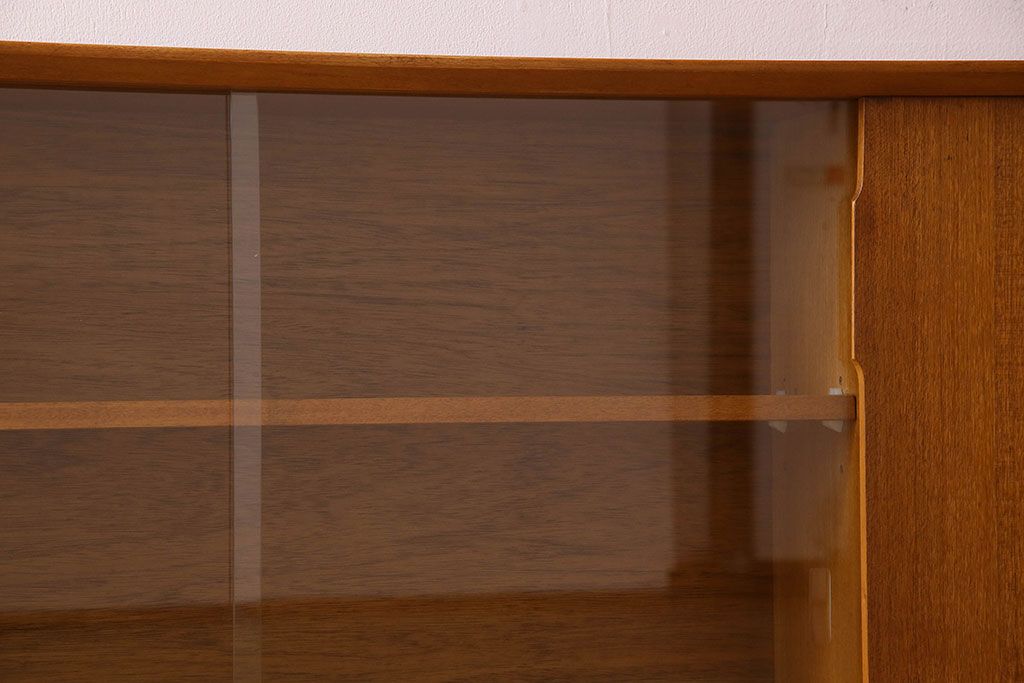 ヴィンテージ家具　イギリスビンテージ　チーク材　シンプルなデザインのサイドキャビネット(サイドボード)
