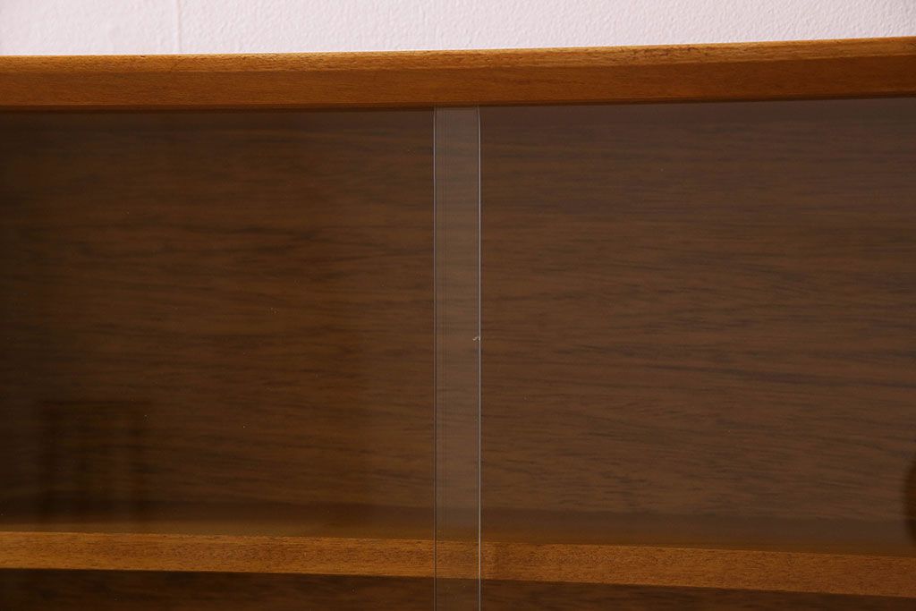 ヴィンテージ家具　イギリスビンテージ　チーク材　シンプルなデザインのサイドキャビネット(サイドボード)