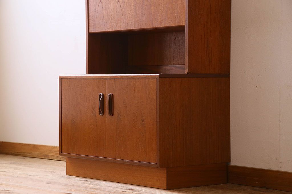 アンティーク家具　G-PLAN(ジープラン)　チーク材　鏡とガラス棚板が印象的なビューローキャビネット(収納棚、戸棚)