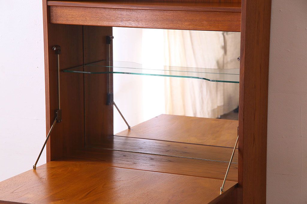 アンティーク家具 G-PLAN(ジープラン) チーク材 鏡とガラス棚板が印象的なビューローキャビネット(収納棚、戸棚) ラフジュ工房