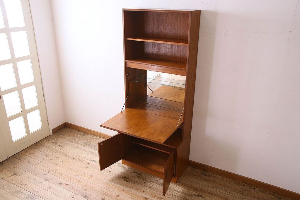 アンティーク家具　G-PLAN(ジープラン)　チーク材　鏡とガラス棚板が印象的なビューローキャビネット(収納棚、戸棚)