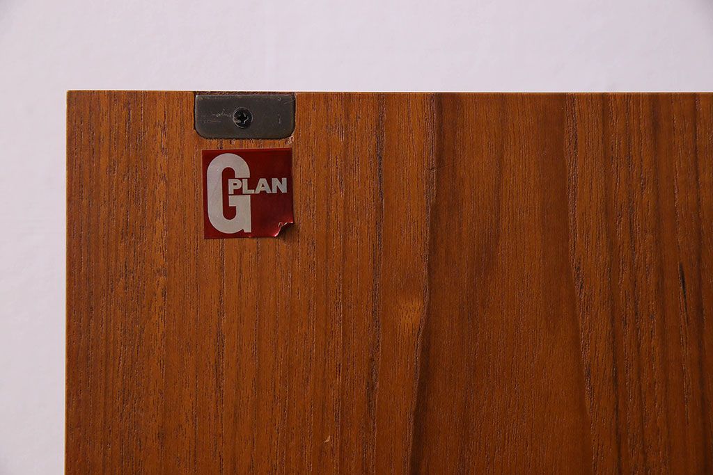アンティーク家具　G-PLAN(ジープラン)　チーク材　鏡とガラス棚板が印象的なビューローキャビネット(収納棚、戸棚)