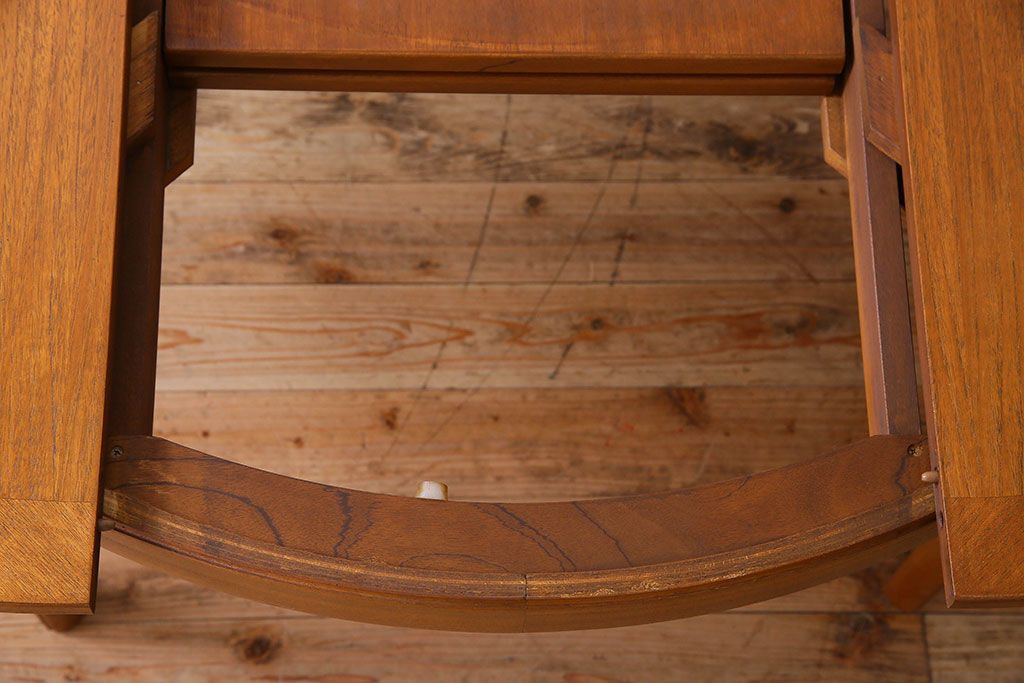 ヴィンテージ家具　北欧ビンテージ　チーク材　木のぬくもり溢れる丸型エクステンションテーブル
