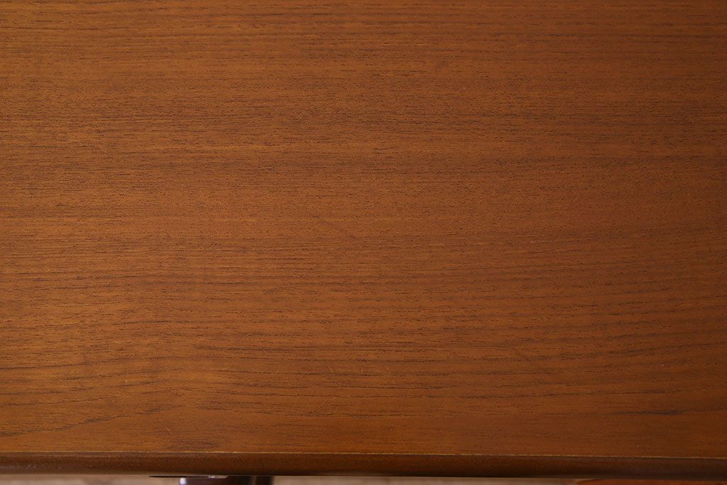 ヴィンテージ家具　北欧ビンテージ　チーク材　四角い取っ手が可愛らしいサイドボード