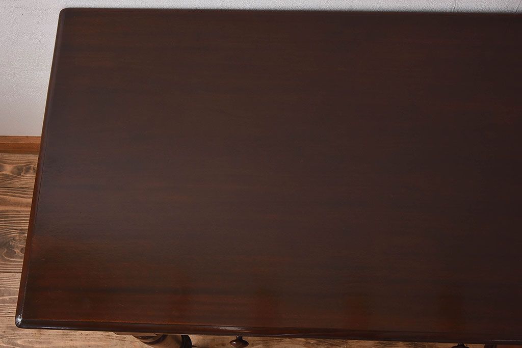 アンティーク家具　イギリスアンティーク　マホガニー材　上品なデザインのキャスター付き平机(デスク)