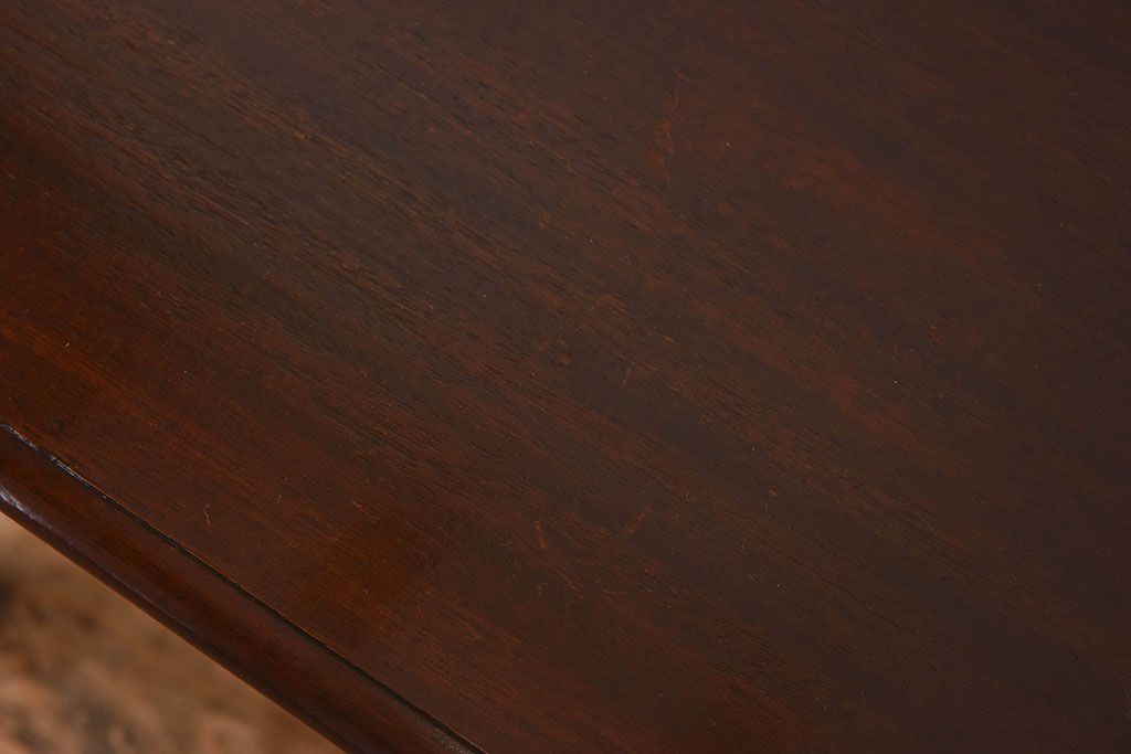 アンティーク家具　イギリスアンティーク　マホガニー材　上品なデザインのキャスター付き平机(デスク)