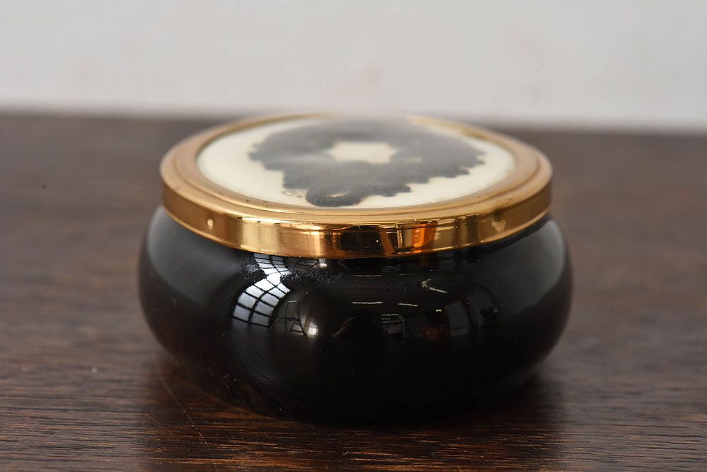 アンティーク雑貨　イギリスアンティーク　磁器製　ゴシックなデザインのピルケース(小物入れ)