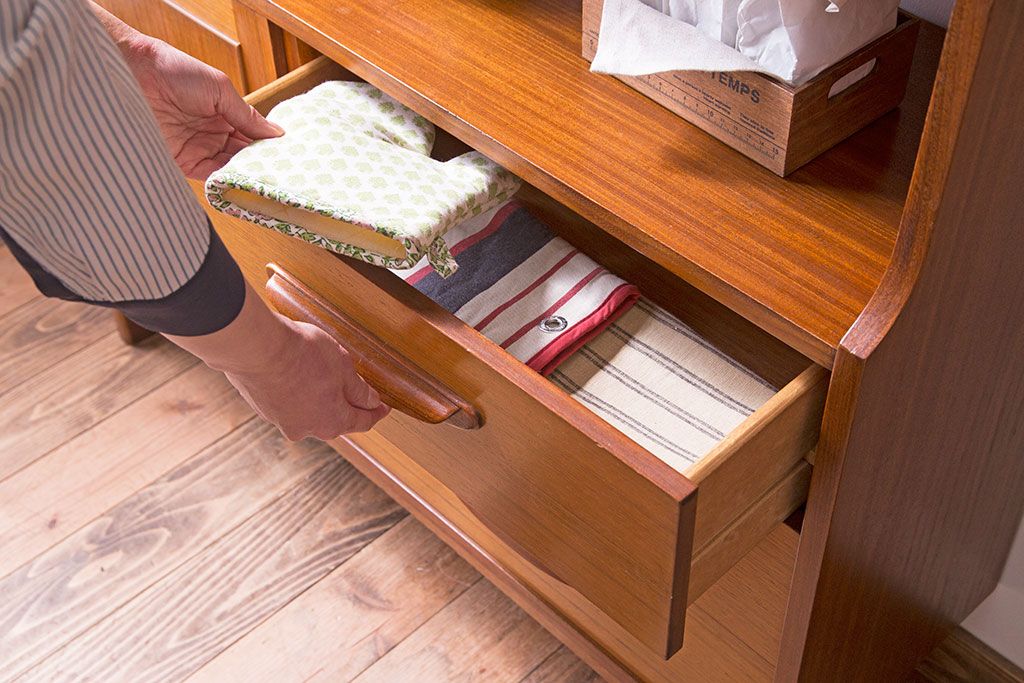 ヴィンテージ家具　北欧ビンテージ　色合いのコントラストがおしゃれなキャビネット(飾り棚、陳列棚)
