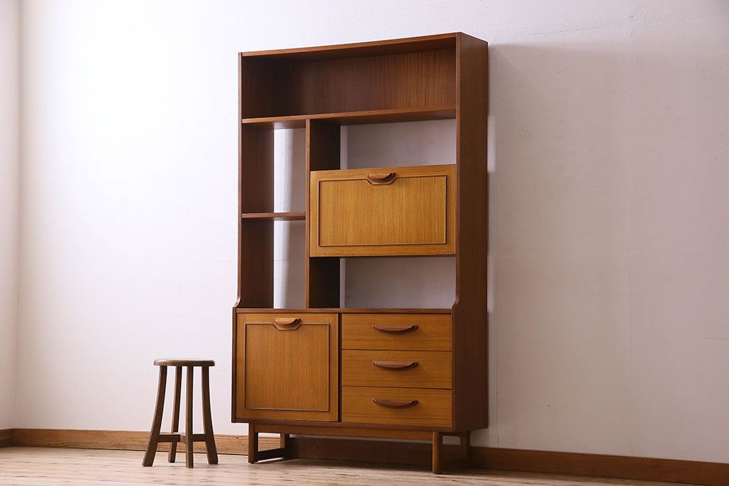 ヴィンテージ家具　北欧ビンテージ　色合いのコントラストがおしゃれなキャビネット(飾り棚、陳列棚)