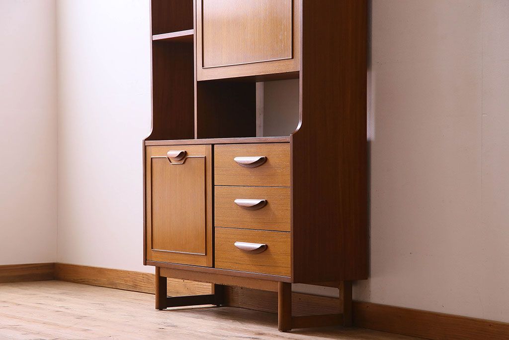 ヴィンテージ家具　北欧ビンテージ　色合いのコントラストがおしゃれなキャビネット(飾り棚、陳列棚)