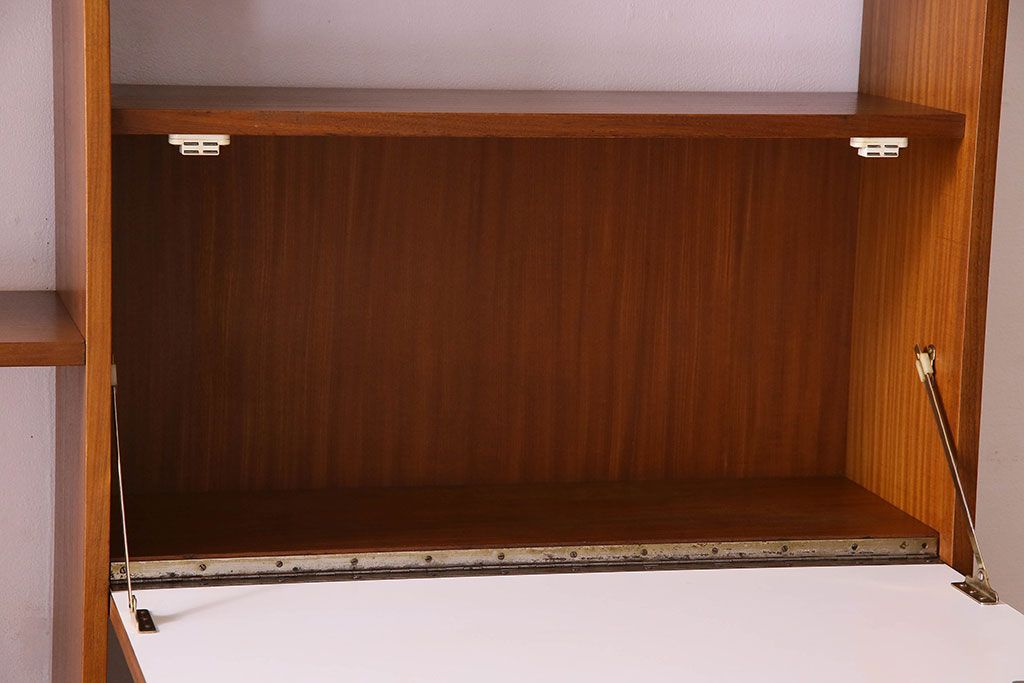 ヴィンテージ家具　北欧ビンテージ　色合いのコントラストがおしゃれなキャビネット(飾り棚、陳列棚)