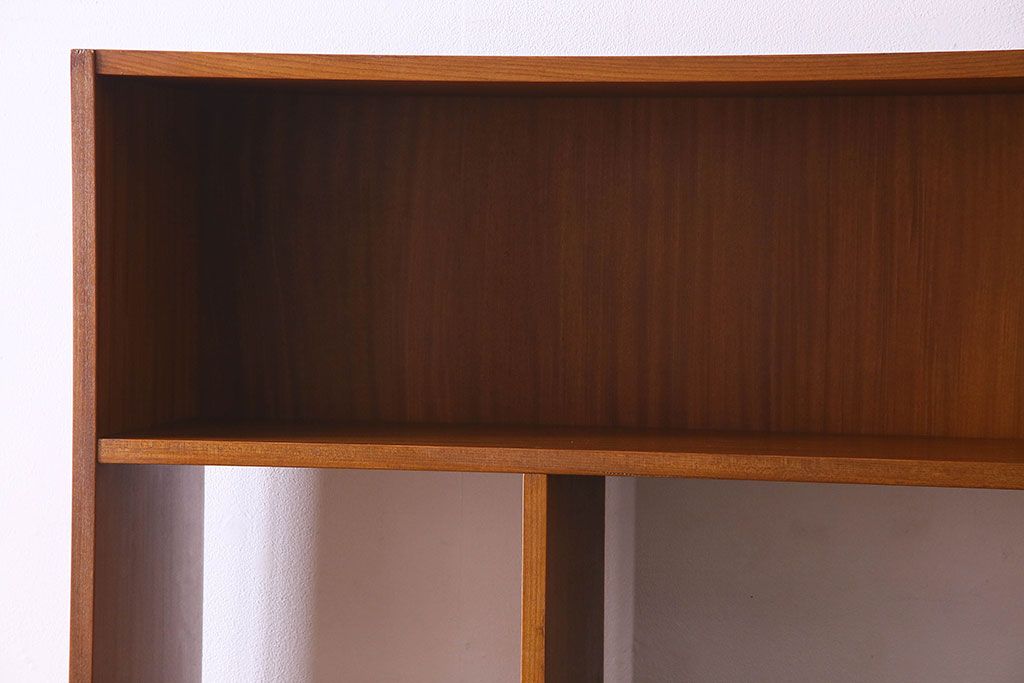 ヴィンテージ家具　北欧ビンテージ　色合いのコントラストがおしゃれなキャビネット(飾り棚、陳列棚)
