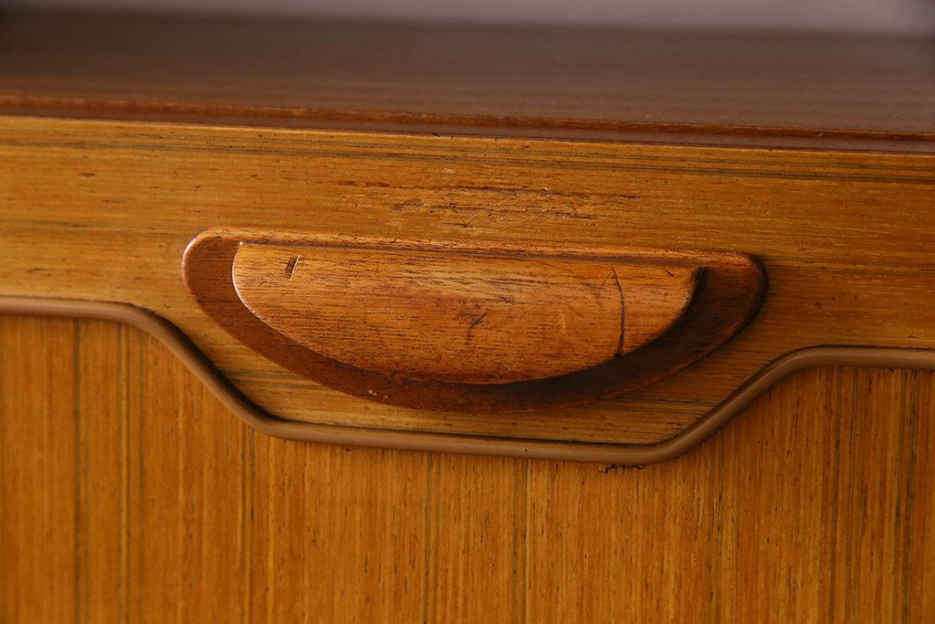 ヴィンテージ家具　北欧ビンテージ　色合いのコントラストがおしゃれなキャビネット(飾り棚、陳列棚)