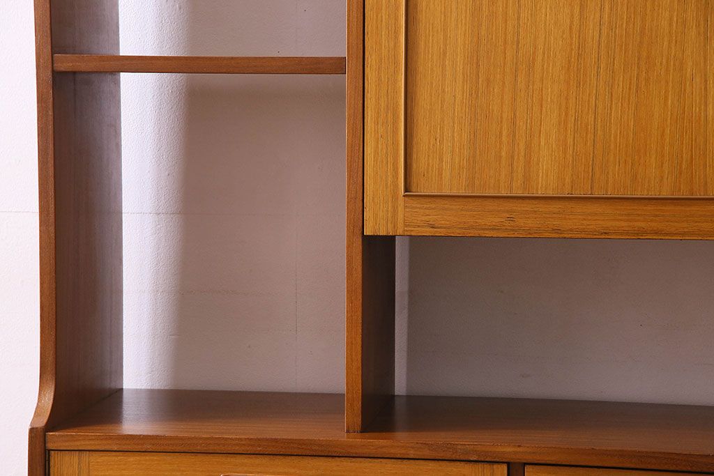 ヴィンテージ家具　北欧ビンテージ　色合いのコントラストがおしゃれなキャビネット(飾り棚、陳列棚)