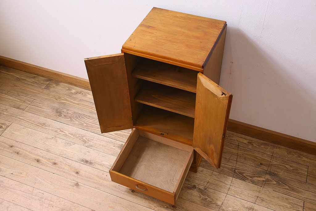 レトロ家具　昭和レトロ　古いヒノキ材の質感が味わい深い小振りな収納棚