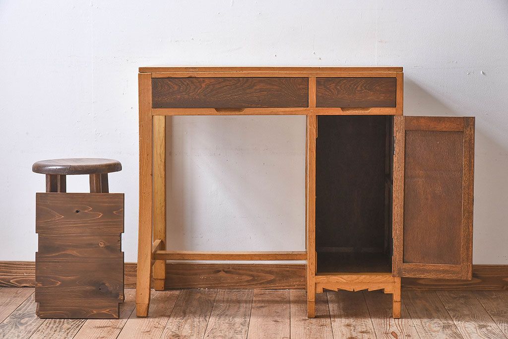 レトロ家具　昭和レトロ　栓材　木色の違いが印象的な片袖机(デスク)