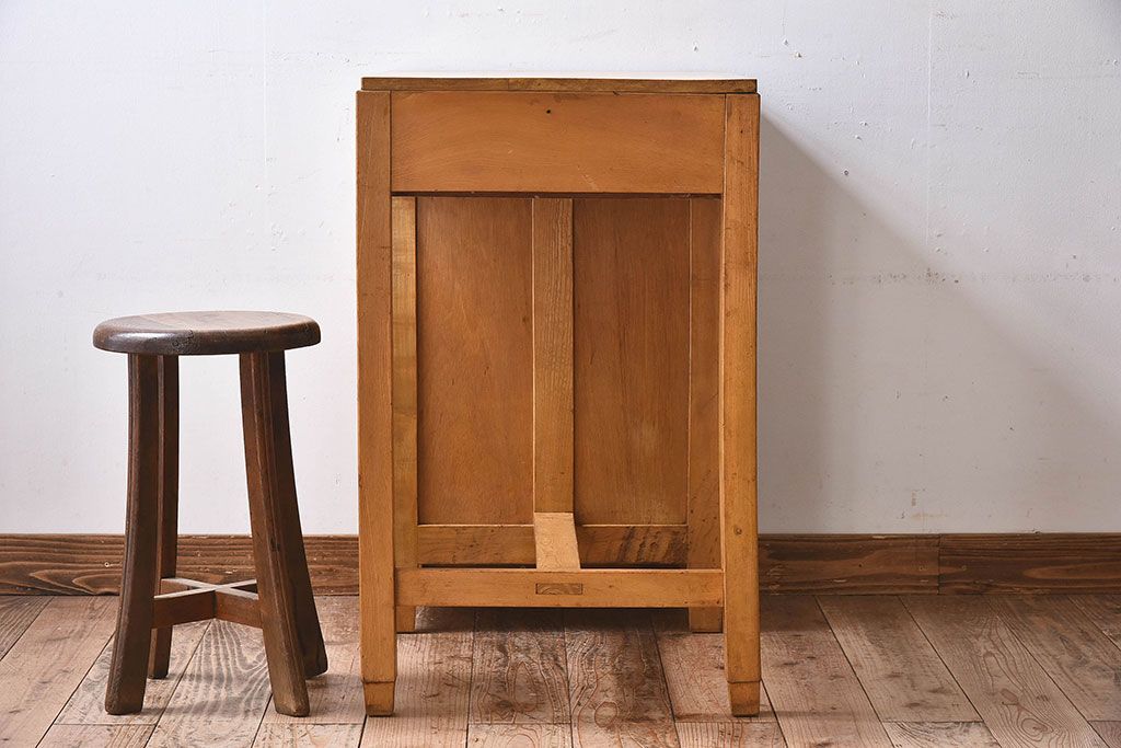 レトロ家具　昭和レトロ　栓材　木色の違いが印象的な片袖机(デスク)