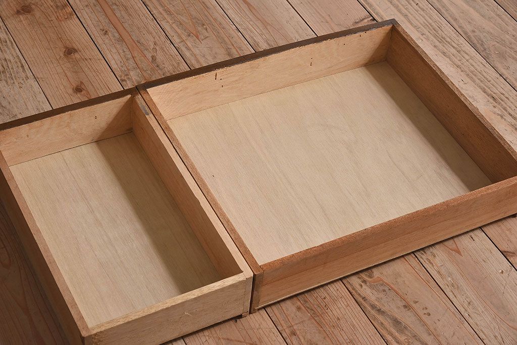 レトロ家具　昭和レトロ　栓材　木色の違いが印象的な片袖机(デスク)