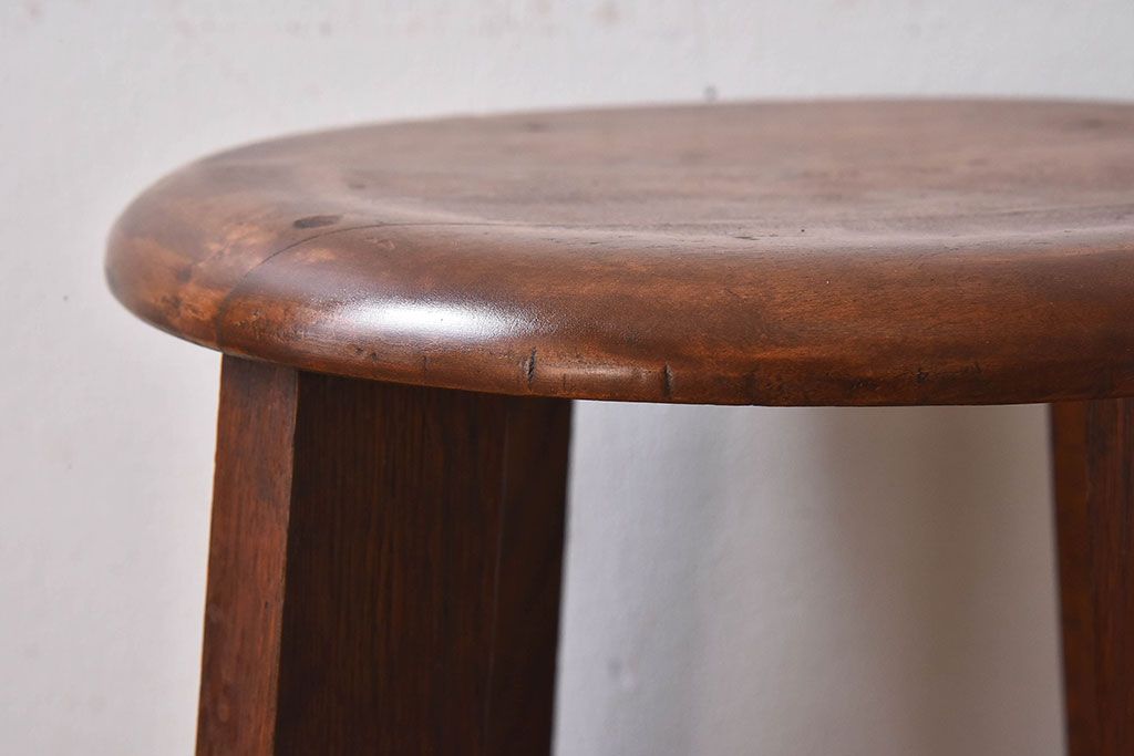 レトロ家具　昭和レトロ　落ち着きのある木の質感が味わい深い丸型スツール(椅子、チェア)(1)