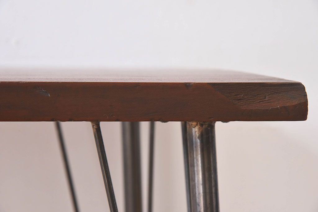 アンティーク家具　桂材一枚板!古い木の質感が味わい深い鉄脚テーブル(作業台、アイアンテーブル)