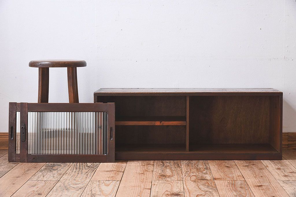 レトロ家具　昭和レトロ　モールガラス入りの小さなローボード(収納棚、戸棚)