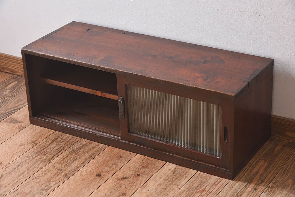 レトロ家具　昭和レトロ　モールガラス入りの小さなローボード(収納棚、戸棚)