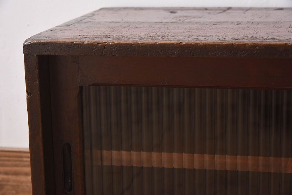 レトロ家具　昭和レトロ　モールガラス入りの小さなローボード(収納棚、戸棚)