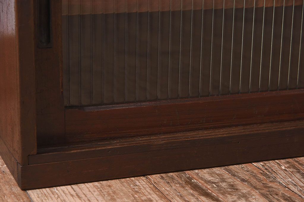 レトロ家具　昭和レトロ　モールガラス入りの小さなローボード(収納棚、戸棚)