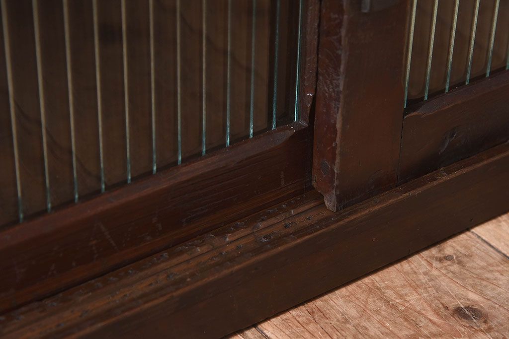 レトロ家具　昭和レトロ　モールガラス入りの小さなローボード(収納棚、戸棚)