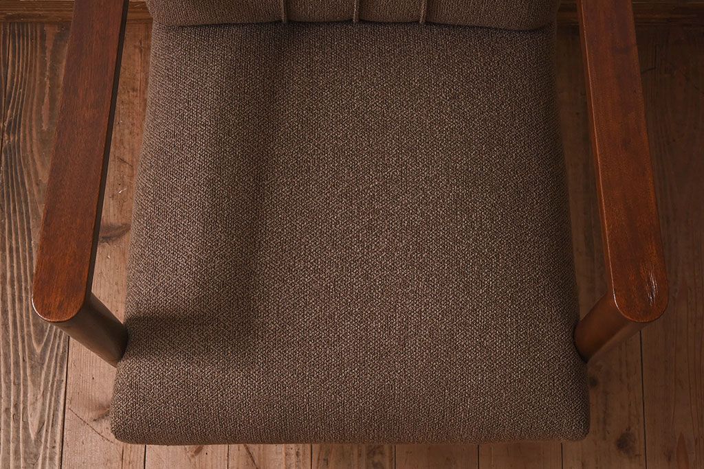 ヴィンテージ家具　和製ビンテージ　厚みのあるクッションが魅力的なサロンチェア(アームチェア、一人掛けソファ)(1)
