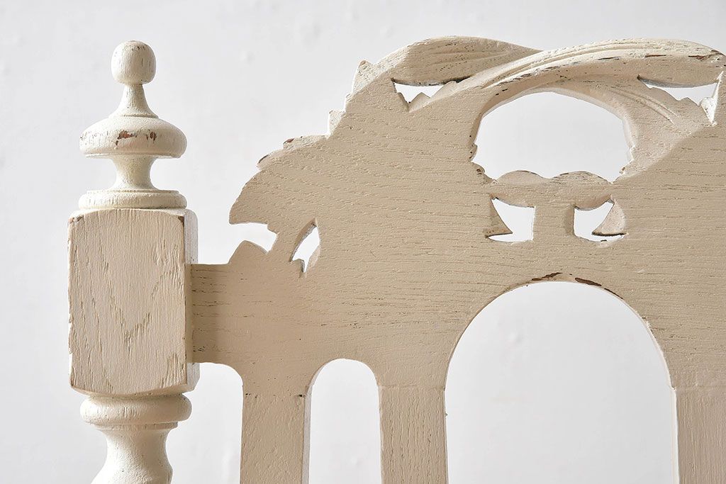 アンティーク家具　フランスアンティーク　上品な彫刻が魅力的なペイントチェア