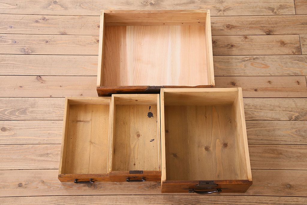 アンティーク家具　和製アンティーク　上手物!前面総欅材の重厚な収納箪笥(水屋箪笥、サイドボード、サイドキャビネット)