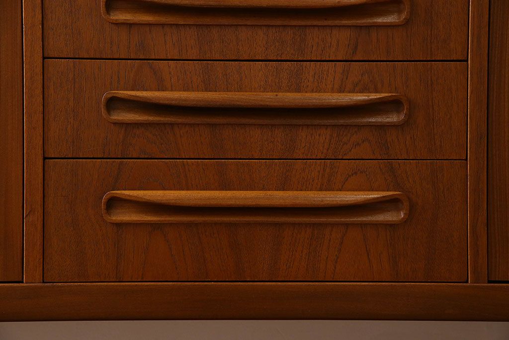 北欧スタイル家具　チーク材製　G-plan(ジープラン)　スタイリッシュなデザインのサイドボード(サイドキャビネット)