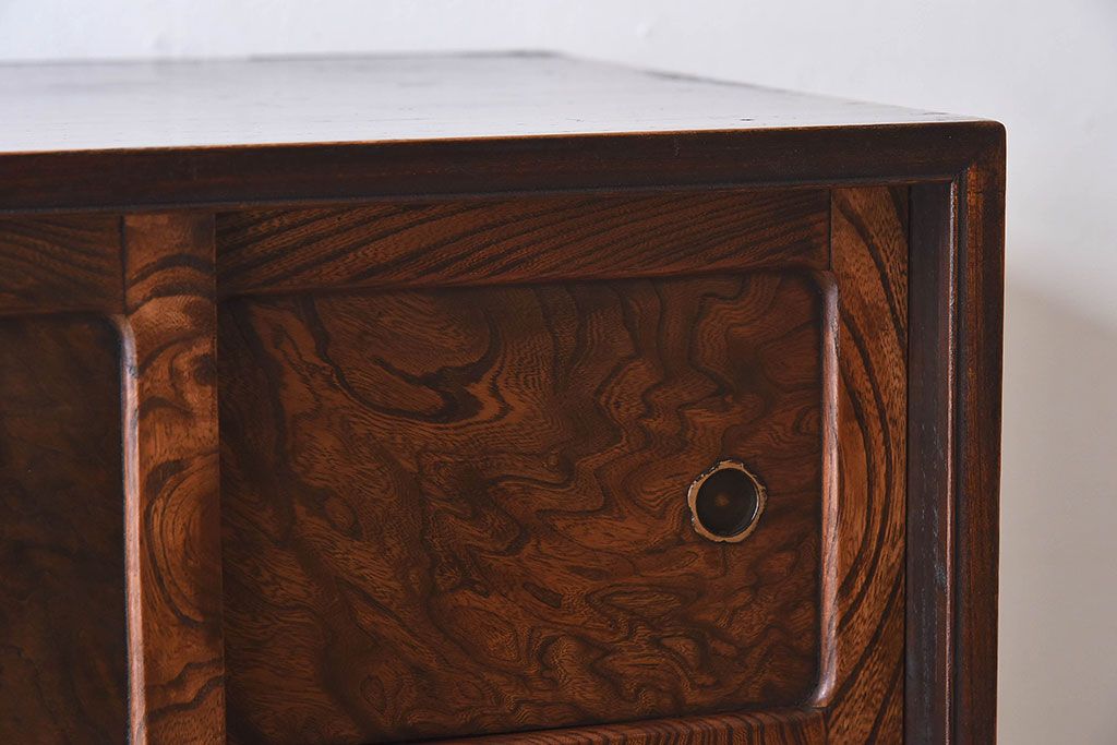 アンティーク家具　和製アンティーク　前面欅材　杢目が魅力的な茶箪笥(茶棚、収納棚)