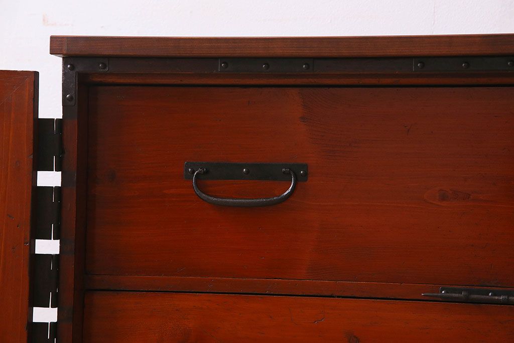 アンティーク家具　明治期!迫力のある鉄脚付き時代箪笥ローボード