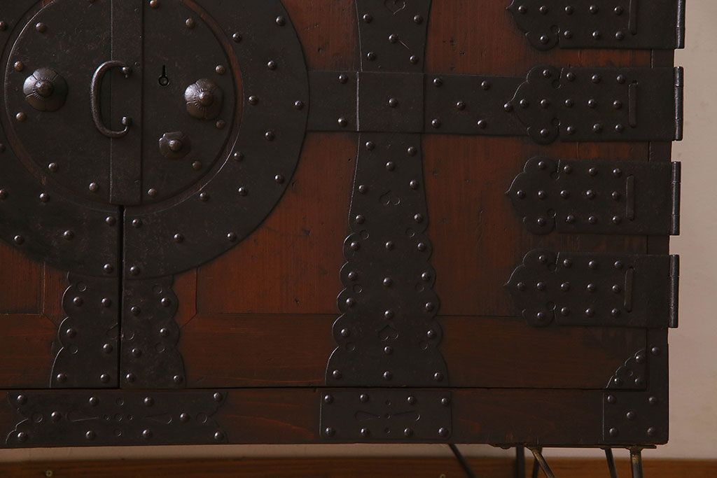 アンティーク家具　明治期!迫力のある鉄脚付き時代箪笥ローボード