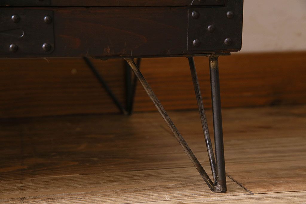 アンティーク家具　明治期!迫力のある鉄脚付き時代箪笥ローボード
