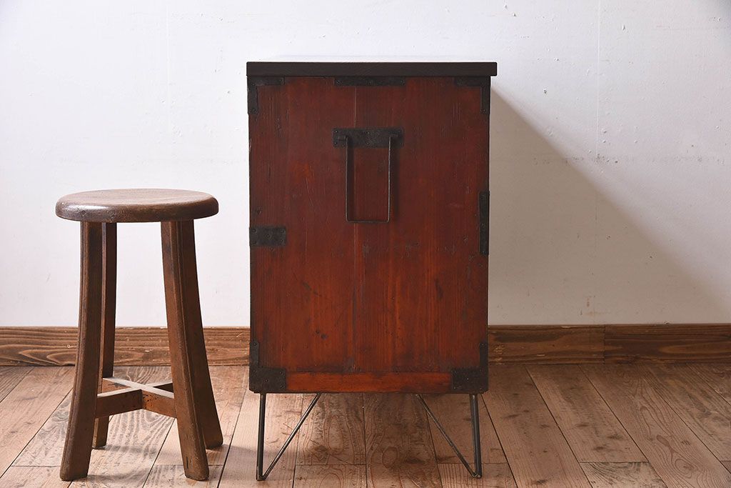 アンティーク家具　和製アンティーク　シンプルなデザインの鉄脚箪笥ローボード(ローチェスト)