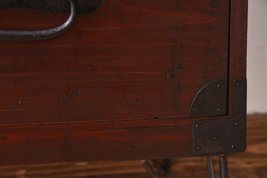 アンティーク家具　和製アンティーク　シンプルなデザインの鉄脚箪笥ローボード(ローチェスト)